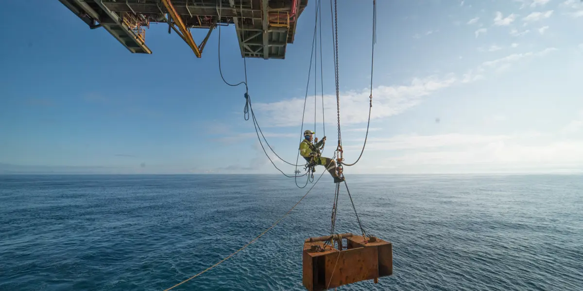 The arrival technician transports the cargo safely and securely across the sea. Photo: Beerenberg.
