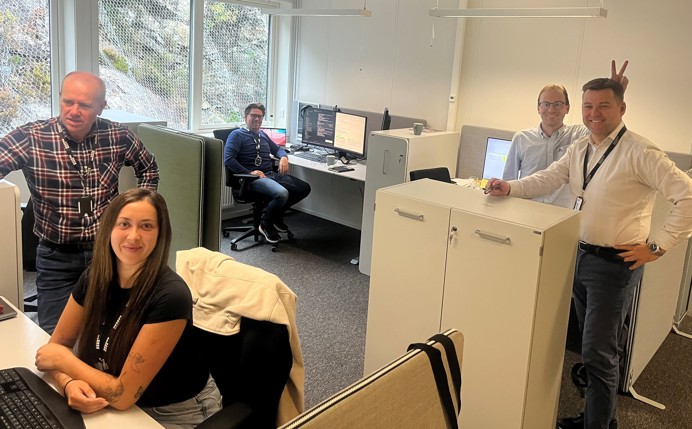 Gjengen på tilbud og kontrakt på Kokstad: Sara Nielsen, Finn Helge Løseth. Bak ved vindu: Kristoffer Walde, Olav Henning J Holdhus og leder Roger Kjeilen